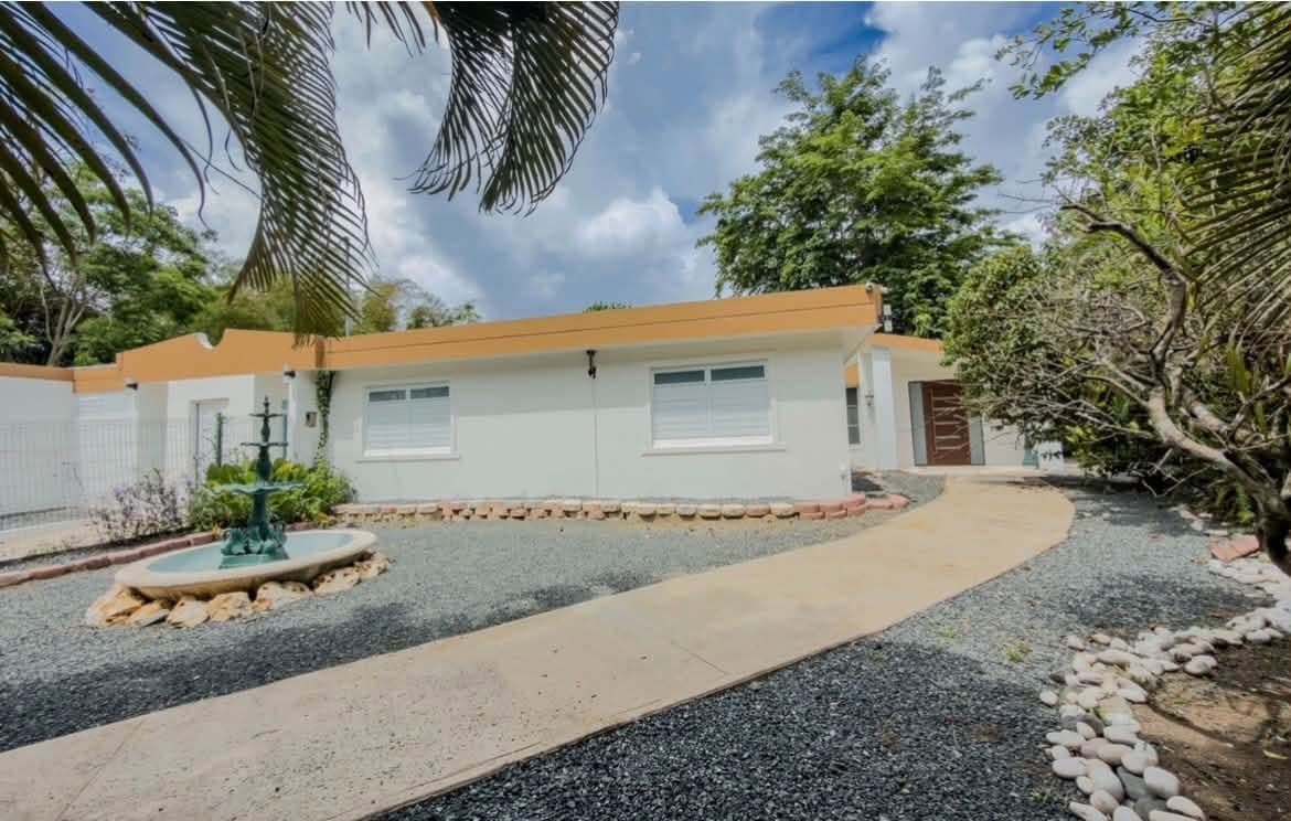 Casa de 4 habitaciones en Preciosas Vistas del Lago, Toa Alta